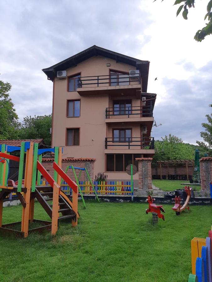 Къща за гости  "Рожен рест"